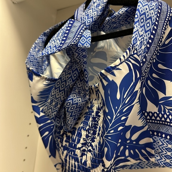 Blue and white halter top - Picture 4 of 4